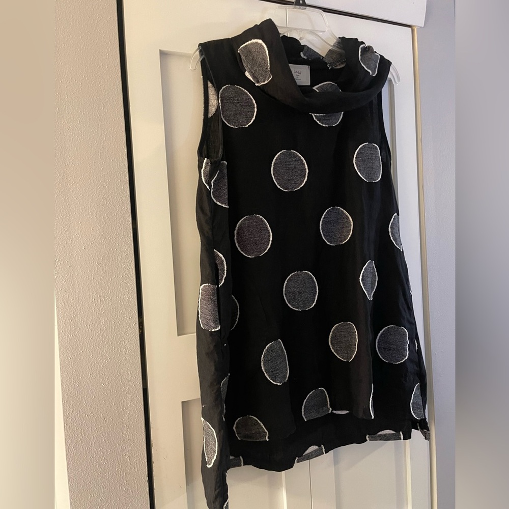 Womens long sleevless top! Bought at a boutique!